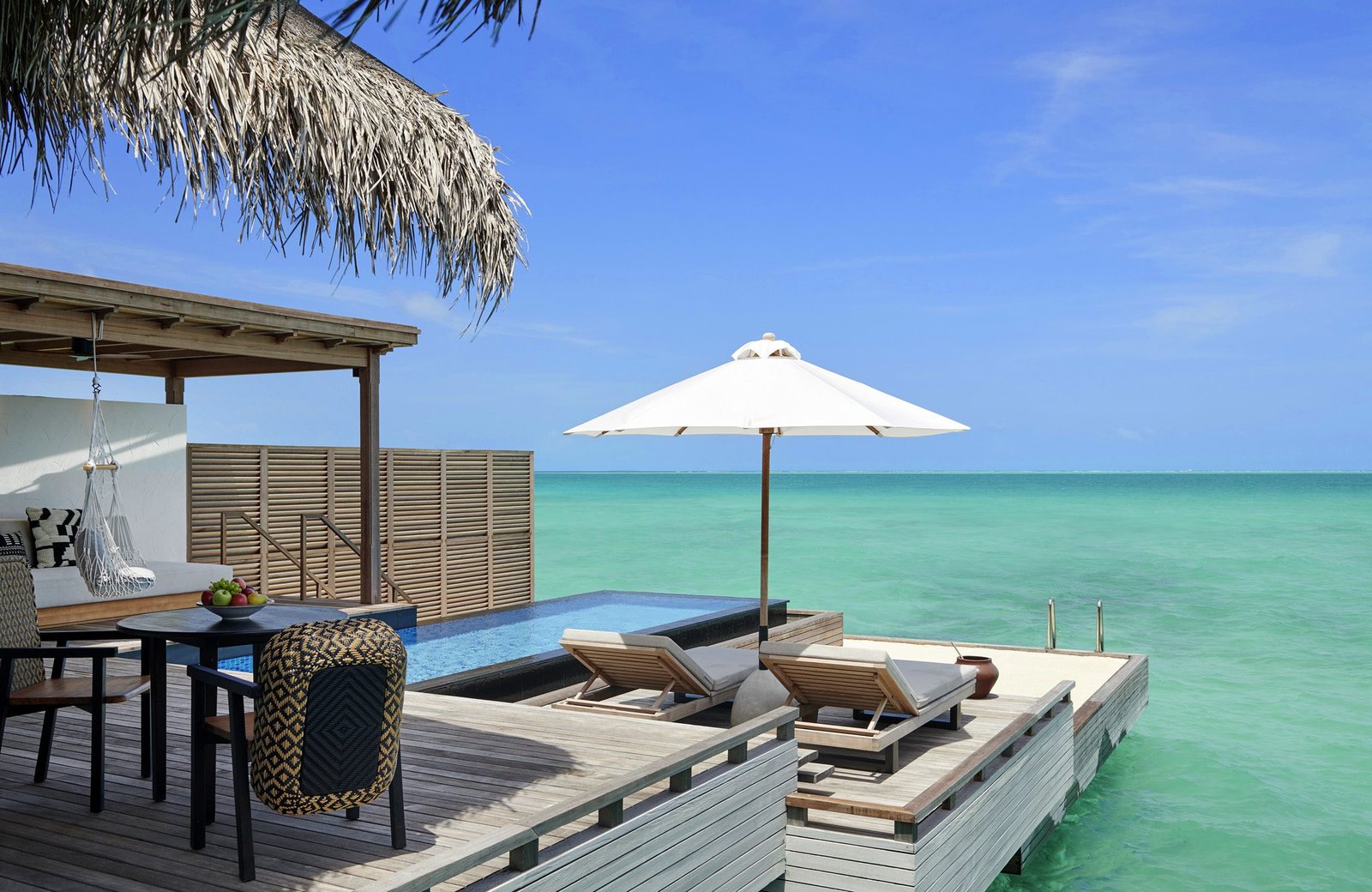 FAIRMONT-MALDIVES_GRAND-WATER-SUNSET-VILLA_OUTDOOR-DECK