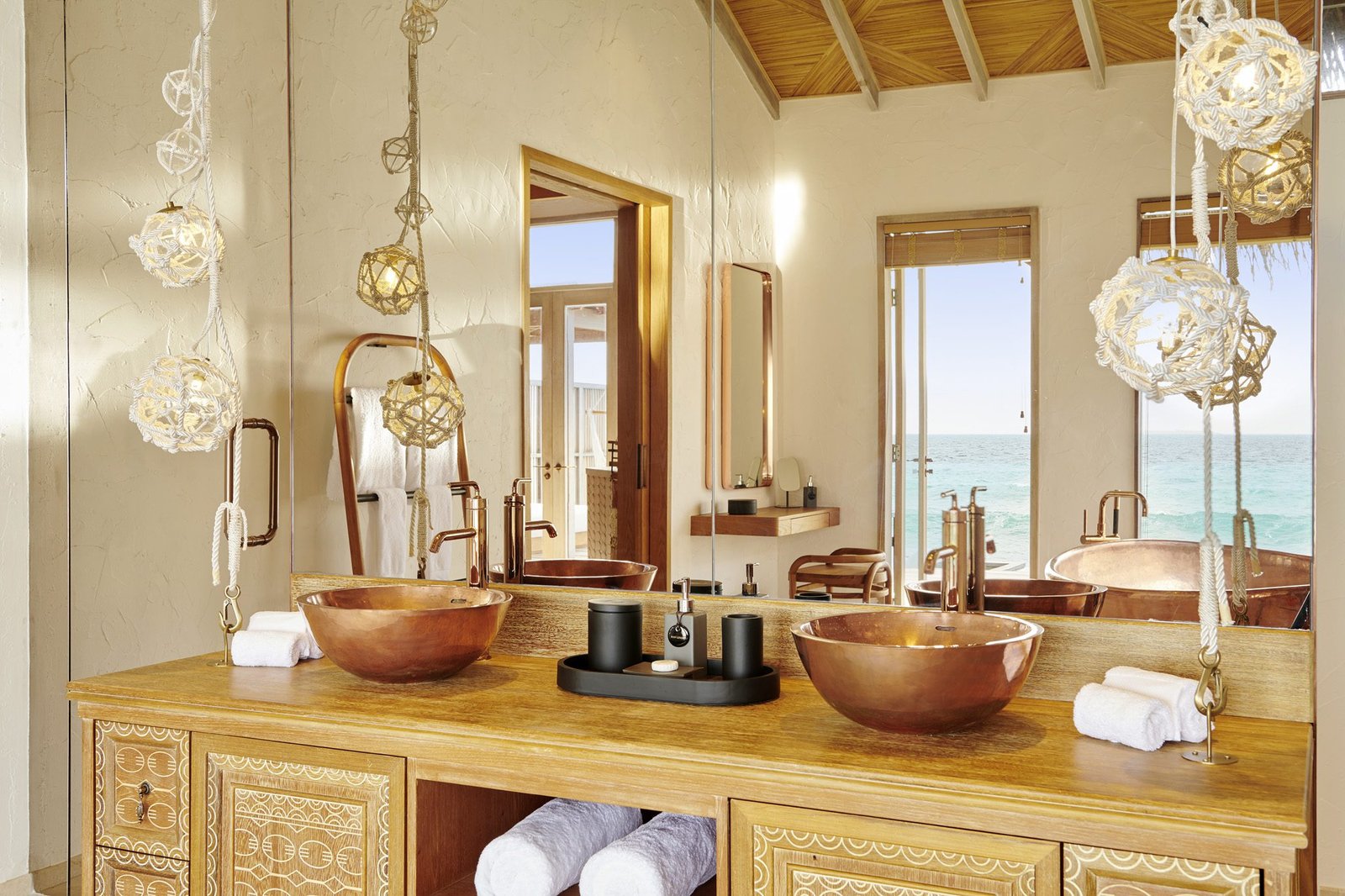 FAIRMONT-MALDIVES_WATER-VILLA-BATHROOM-2