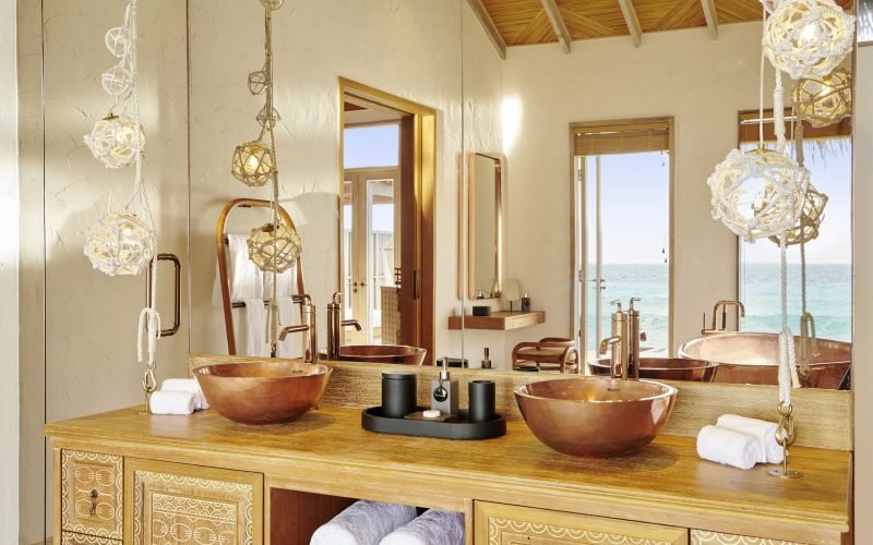 FAIRMONT-MALDIVES_WATER-VILLA-BATHROOM-2